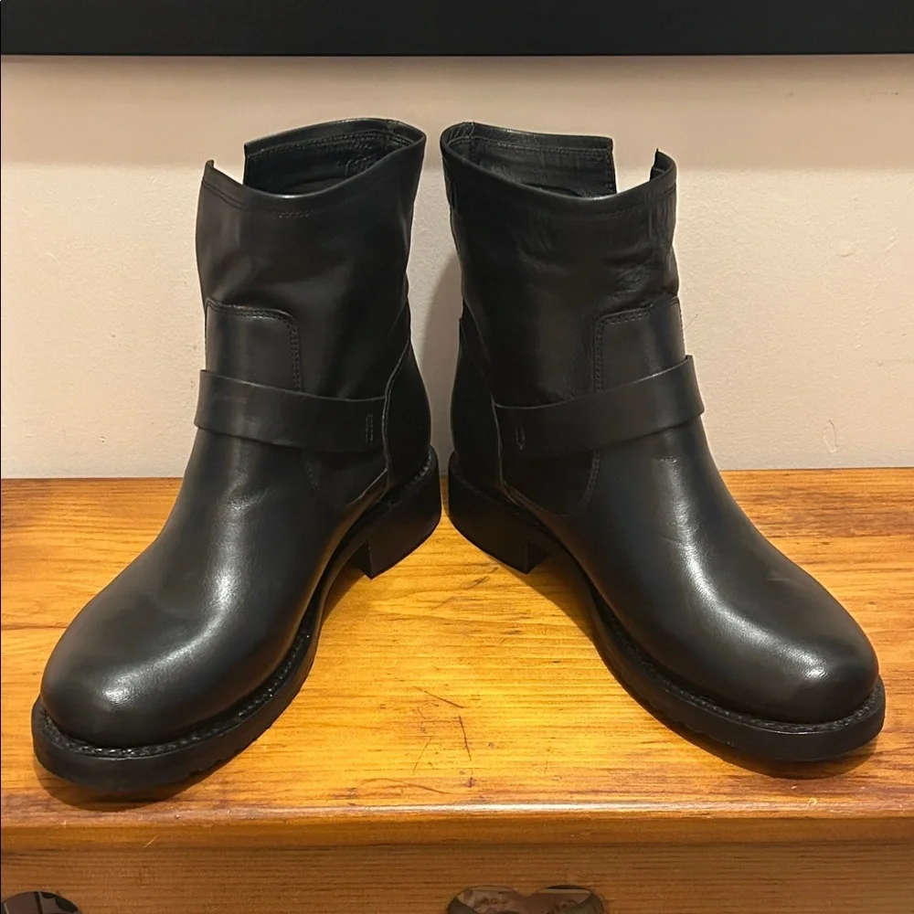 Frye Veronica Black Leather Flex Ankle Booties. Size 9.5